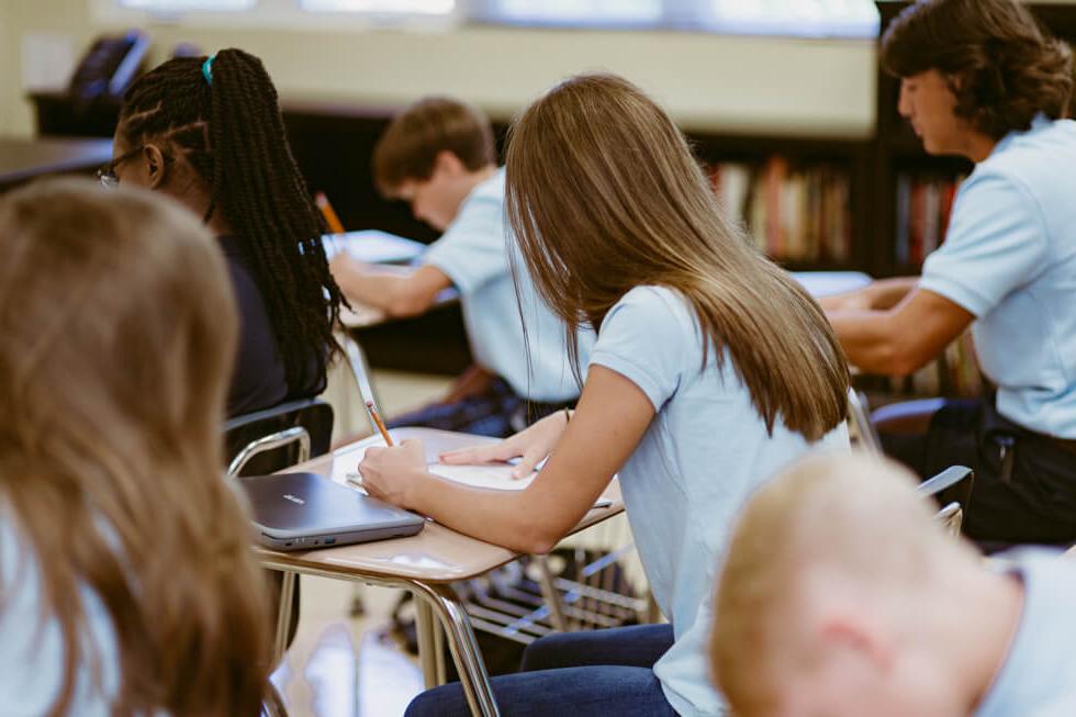 Elementary classroom at <a href='http://5u.emotionsamsara.com/'>澳门威尼斯人网上赌场</a> Academy taking a test